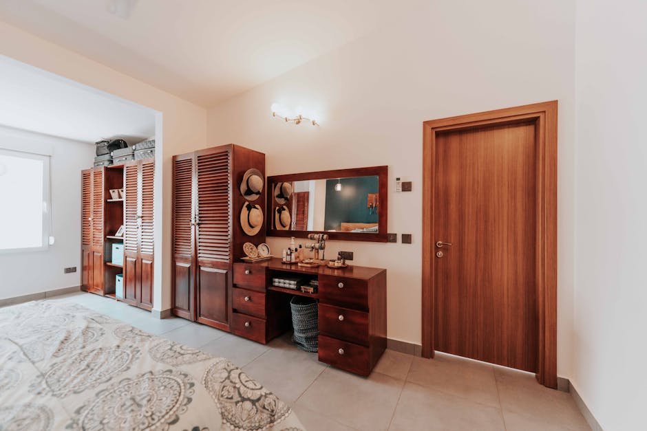 Een stijlvolle woonkamer met een modern dressoir dat optimale opbergruimte biedt en esthetiek toevoegt aan de inrichting.