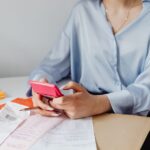 Een ondernemer die zijn financiële administratie beheert met een flexibele zakelijke rekening op een laptop.