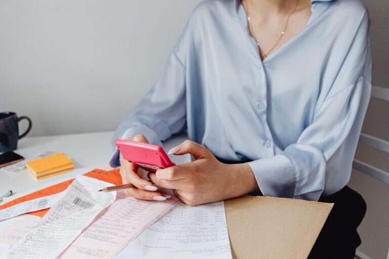 Een ondernemer die zijn financiële administratie beheert met een flexibele zakelijke rekening op een laptop.